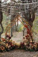 zone de cérémonie de mariage avec des fleurs séchées dans un pré