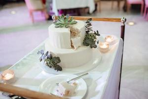 gâteau de mariage au mariage des jeunes mariés photo