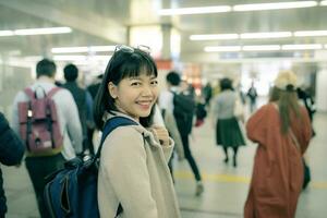 asiatique plus jeune femme en voyageant dans souterrain les trains station de Osaka Japon photo
