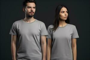 génératif ai. Vide gris T-shirt maquette sur Masculin et femelle modèle vitrine votre dessins dans style photo