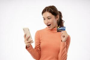 magnifique femme sorti surprise visage expression . femelle se sent sous le choc avec le téléphone. passionnant sourire et content adorable se réjouit. très prendre plaisir et amusement se détendre temps. Ouah, fille en portant téléphone intelligent. photo