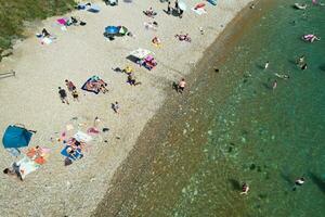 meilleur aérien métrage de gens sont profiter bateau balade à magnifique Britanique touristique attraction et océan mer vue de durdle porte plage de Angleterre Royaume-Uni. capturé avec drone caméra sur septembre 9ème, 2023 photo