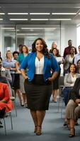 sur de soi africain américain grande taille femme d'affaires permanent avec pratique poche dans Bureau photo