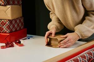 femme emballage cadeau boîte dans artisanat papier, présent pour Noël surprise photo