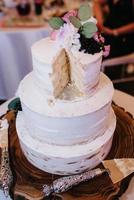 gâteau de mariage au mariage des jeunes mariés photo