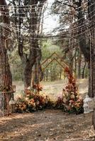 zone de cérémonie de mariage avec des fleurs séchées dans un pré