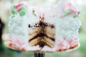 gâteau éponge de mariage festif avec crème glacée blanche photo