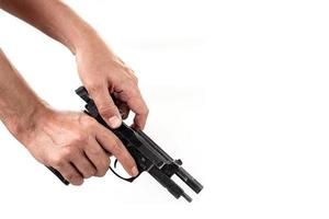 main tenant un pistolet avec un chargeur chargé photo