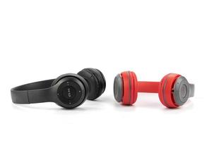 écouteurs sans fil de couleurs rouge et noir isolé sur fond blanc