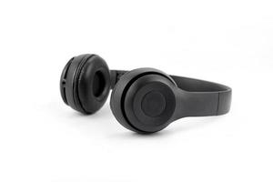 Écouteurs sans fil de couleur noire isolés sur fond blanc photo