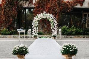 cérémonie de mariage dans les bois parmi les arbres sur la piste verte photo