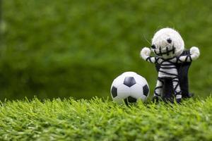 football avec fantôme pour les vacances d'halloween sur l'herbe verte photo