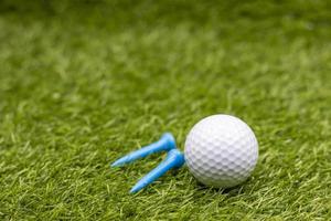 balle de golf avec tee sont sur l'herbe verte photo