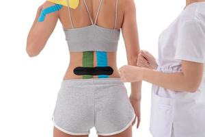 bandage fonctionnel dynamique avec bande kinesio sur le dos féminin photo