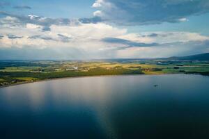 en volant drone plus de grand Lac avec vue de Montagne pics photo