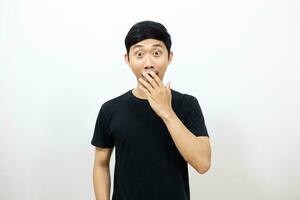 asiatique homme noir chemise excité spectacle main à le sien bouche isolé photo