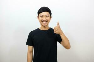 positif asiatique homme noir chemise sourire spectacle pouce en haut isolé photo