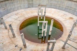 usine de traitement des eaux usées par une journée ensoleillée photo