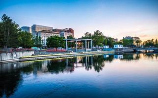 rivière Spokane dans le parc riverain avec tour de l'horloge photo