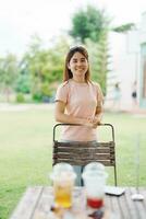 content femme avec dessert dans café, Jeune asiatique fille souriant pendant en mangeant gâteau et en buvant la glace boisson à Accueil photo