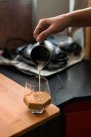 verre de café avec du lait sur la table photo