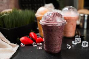 smoothie aux baies sur tableau noir photo