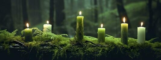 brûlant bougies sur mousse, foncé vert flou le Naturel Contexte. la magie bougie. génératif ai photo