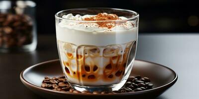 café dans une transparent verre, une tasse avec Lait mousse photo