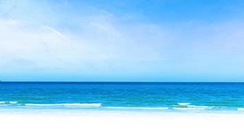 plage tropicale de sable blanc sous ciel bleu et fond de nuages. concept d'été itinérant. photo