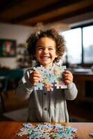 fier enfant en portant en haut une terminé puzzle radieux avec accomplissement photo