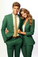 à la mode couple dans vert costume posant Heureusement isolé sur blanc Contexte représente mode affaires et célébrité concepts pour collage et art photo