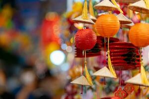 décoré coloré lanternes pendaison sur une supporter dans le des rues dans ho chi minh ville, vietnam pendant milieu l'automne festival. chinois Langue dans Photos signifier argent et Bonheur. sélectif se concentrer.