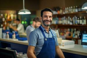 Masculin la caissière souriant à le supermarché photo