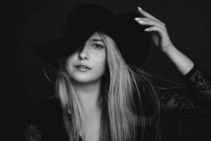 magnifique blond femme portant une chapeau, artistique film portrait dans noir et blanc pour mode campagne et beauté marque photo