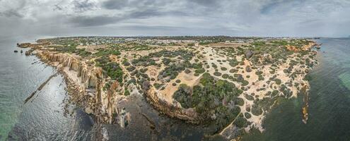 panoramique drone image plus de Praia faire arrive plage dans Portugais algarve pendant jour photo