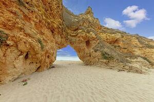 panoramique image entre le falaises à Praia faire prainha sur le Portugais algarve côte pendant le journée photo