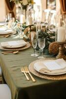 sauge vert vacances paysage de table, formel dîner table paramètre, table scape avec décoration pour mariage fête et un événement fête, génératif ai photo