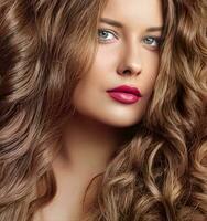 coiffure, beauté et cheveux se soucier, magnifique femme avec longue Naturel marron cheveux, charme portrait pour cheveux salon et soin des cheveux photo