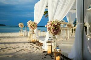 bord de mer mariage félicité blanc tente, bougies, et fleurs par le mer, voyage de noces la perfection ai généré photo