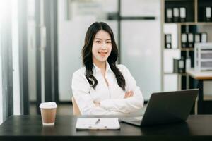 réussi asiatique femme d'affaires en cours d'analyse la finance sur tablette et portable à Bureau bureau impôt, rapport, comptabilité, statistiques, et analytique recherche concept photo