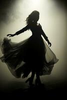 femme vaguement visible silhouette par épais brouillard, dynamique pose. ai génératif photo