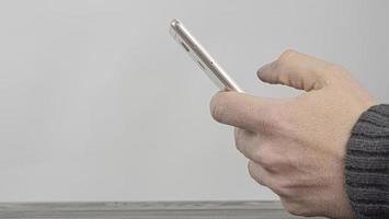 mains mâles tenant un téléphone portable photo