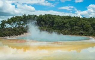 paysage vue de central piscines de wai-o-tapu le géothermie pays des merveilles dans rotorua, Nouveau zélande. photo