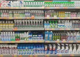 solo, Indonésie - février, 2023 - divers les types de savon et nettoyage Provisions sont vendu dans supermarchés photo