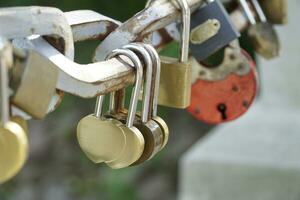 beaucoup cadenas fermé sur pont clôture - l'amour concept photo