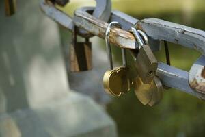 beaucoup cadenas fermé sur pont clôture - l'amour concept photo