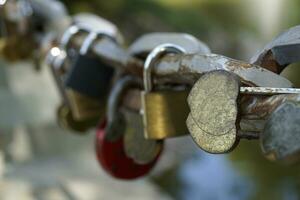 beaucoup cadenas fermé sur pont clôture - l'amour concept photo