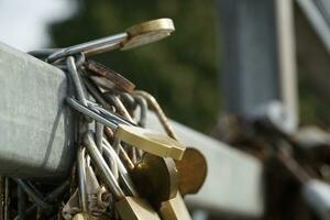 beaucoup cadenas fermé sur pont clôture - l'amour concept photo