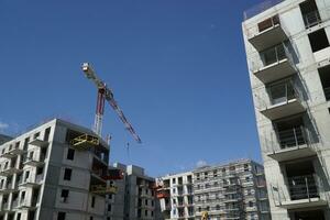 multi étage Résidentiel bâtiment et construction grue photo