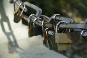 beaucoup cadenas fermé sur pont clôture - l'amour concept photo